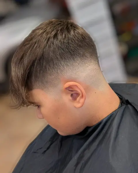 Mid fade con frangia lunga – taglio uomo StreetBarber